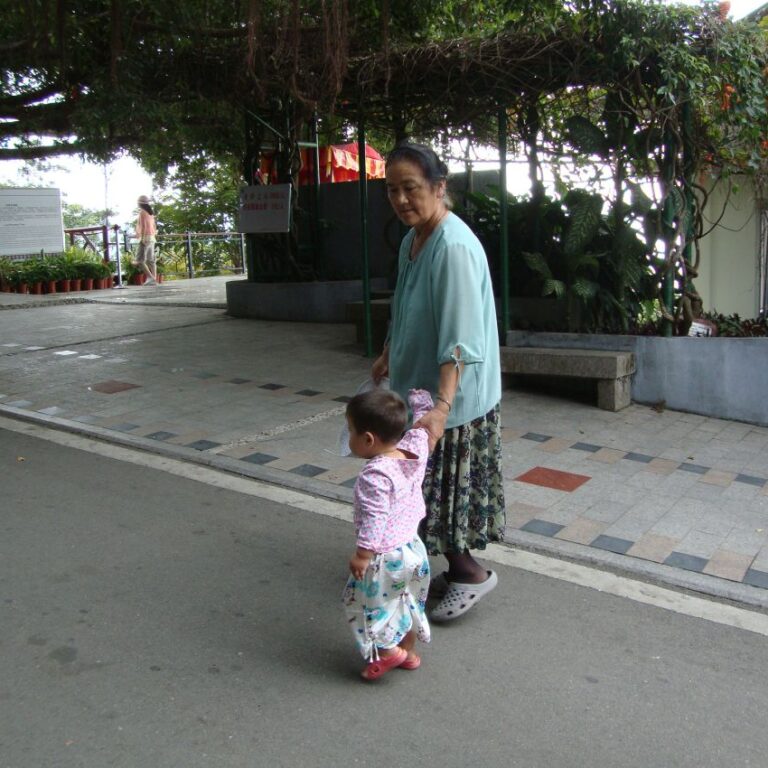 סבתא סינית עם נכדה