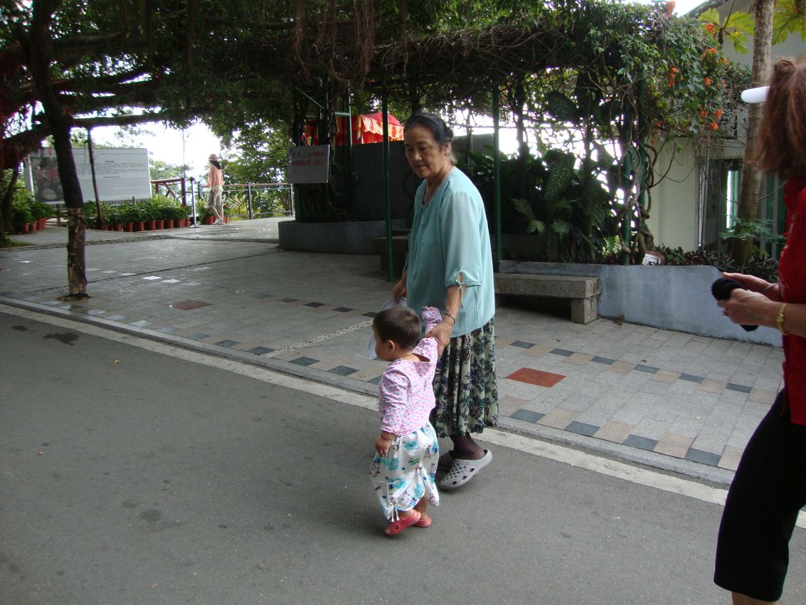 סבתא סינית עם נכדה