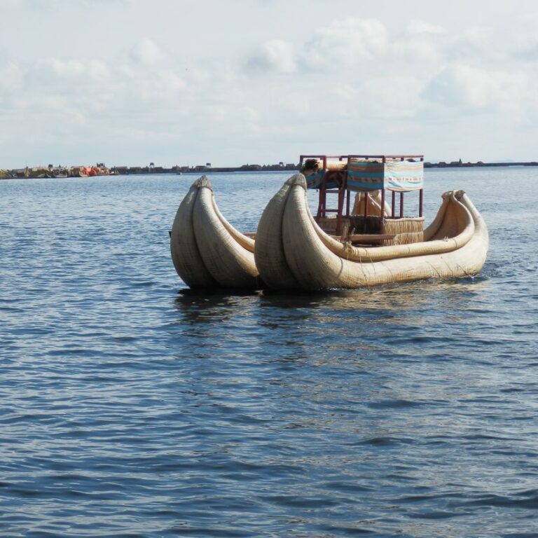 סירות הקש הצפות באגם טיטיקקה