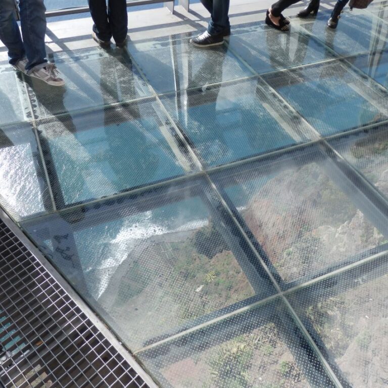 על מרפסת התצפית במיתלול באי מדירה