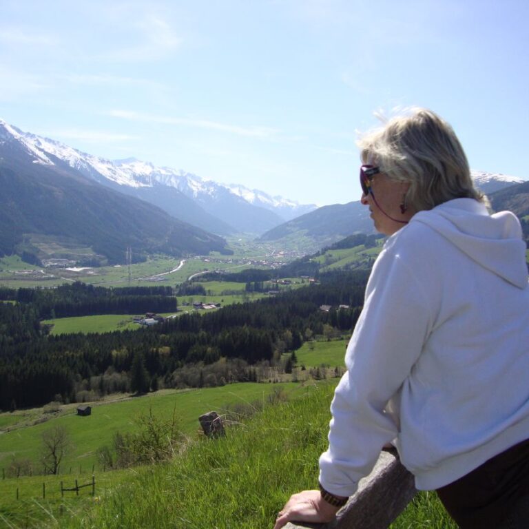 על רקע נוף אוסטרי יפהפה