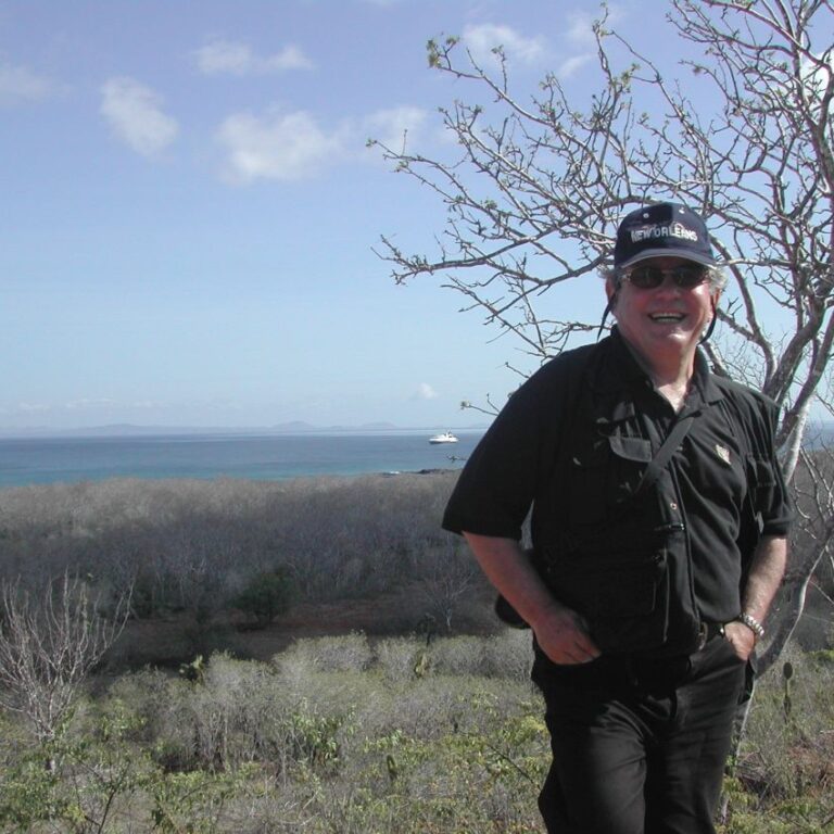 על רקע נופה של גלאפגוס