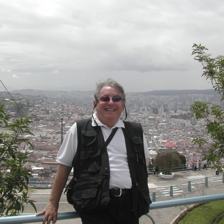 על רקע נופה של קיטו