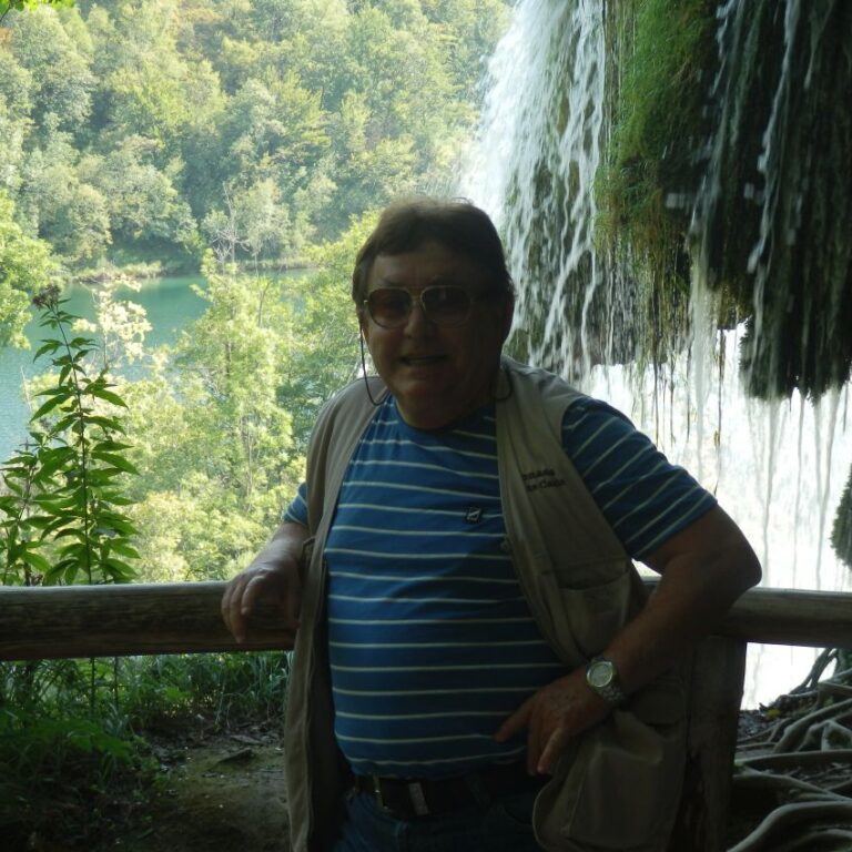 על רקע פליטויצה בקרואטיה