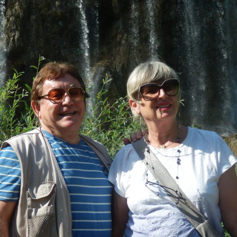 עם צביה על רקע של פארק קרואטי