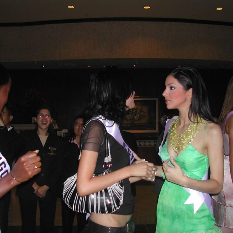 עם הבנות מאחורי הקלעים