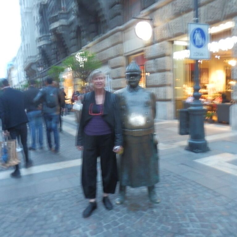 עם שוטר הונגרי בבודפשט