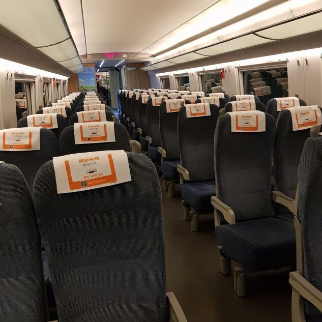 פנים הרכבת הסינית מגלב נראה כמו חלל של מטוס יוקרתי