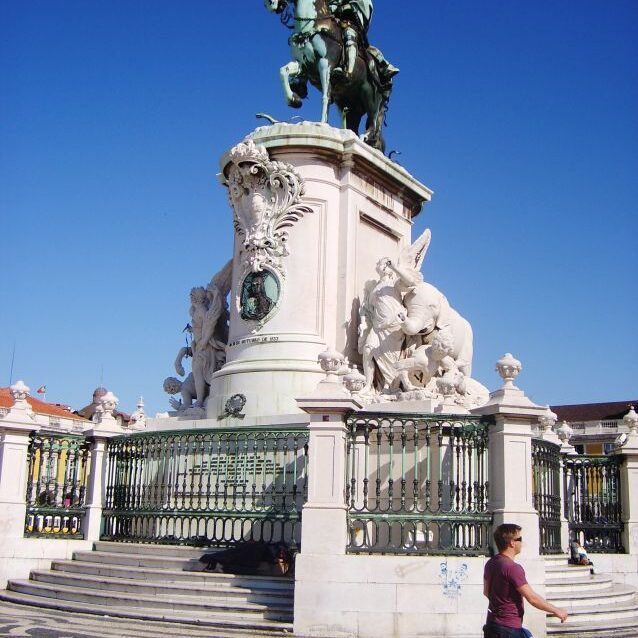 פסל המלך זוזה הראשון בכיכר קומרסיו בליסבון