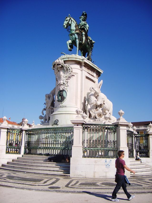 פסל המלך זוזה הראשון בכיכר קומרסיו בליסבון