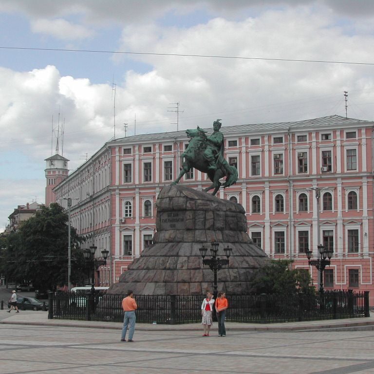 פסלו של הצורר בוגדן חמלינציקי, גיבור לאומי באוקראינה