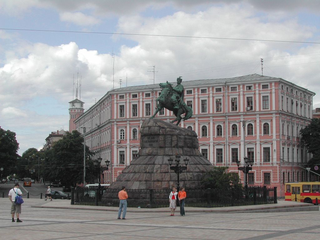 פסלו של הצורר בוגדן חמלינציקי, גיבור לאומי באוקראינה