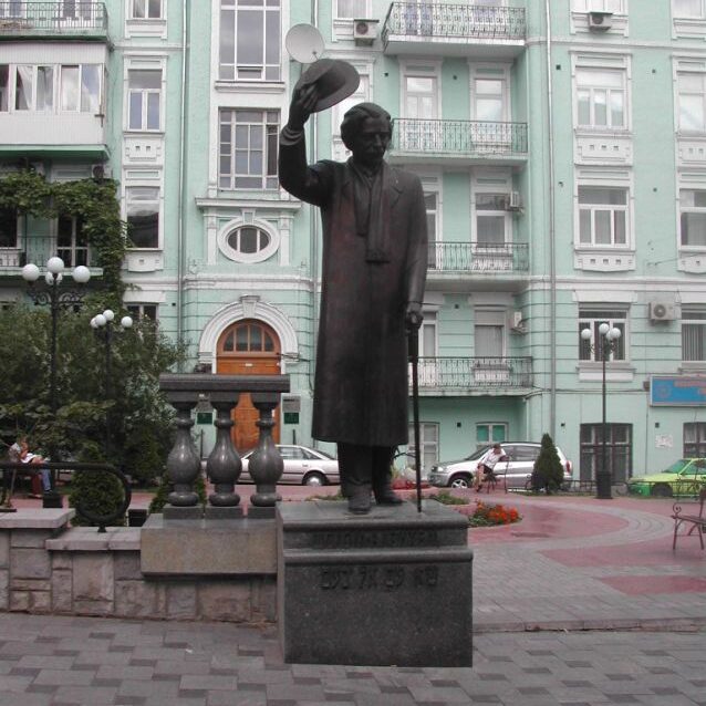 פסלו של שלום עליכם בקייב