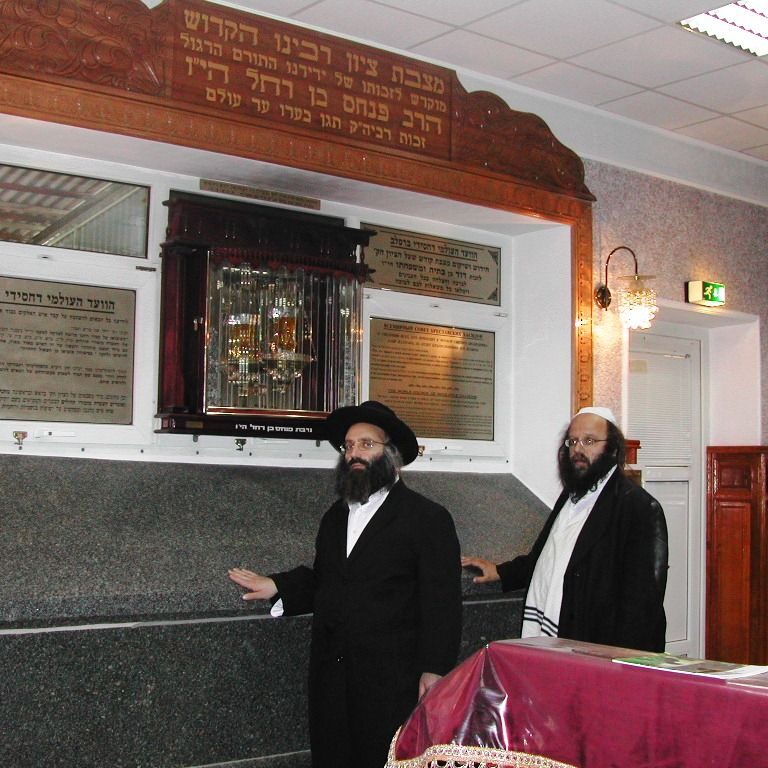 רבי מאיר והגבאי המנצחים על מופע הקבר של רבי נחמן באומן