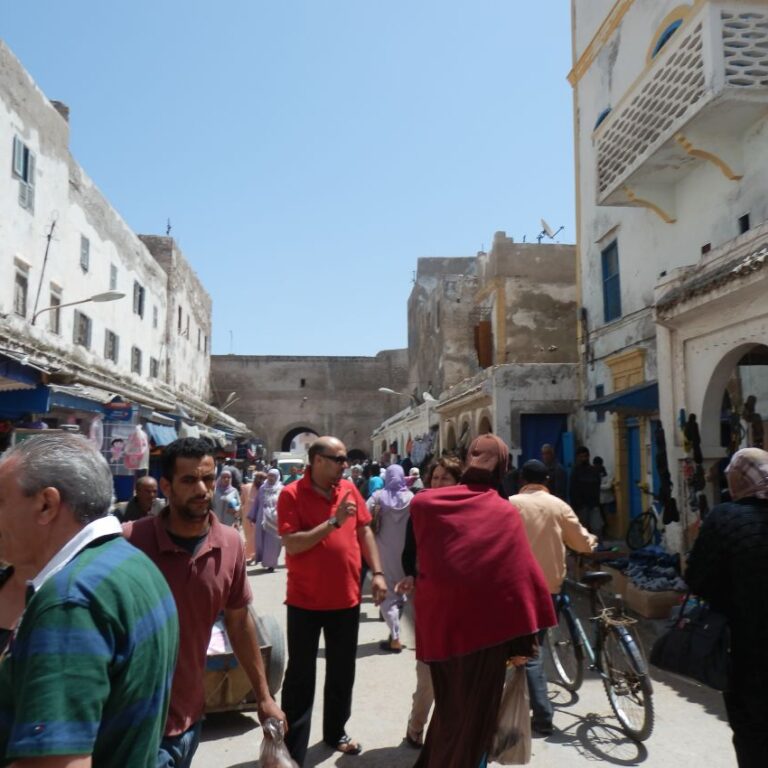 רחוב בעיירת נמל מרוקנית