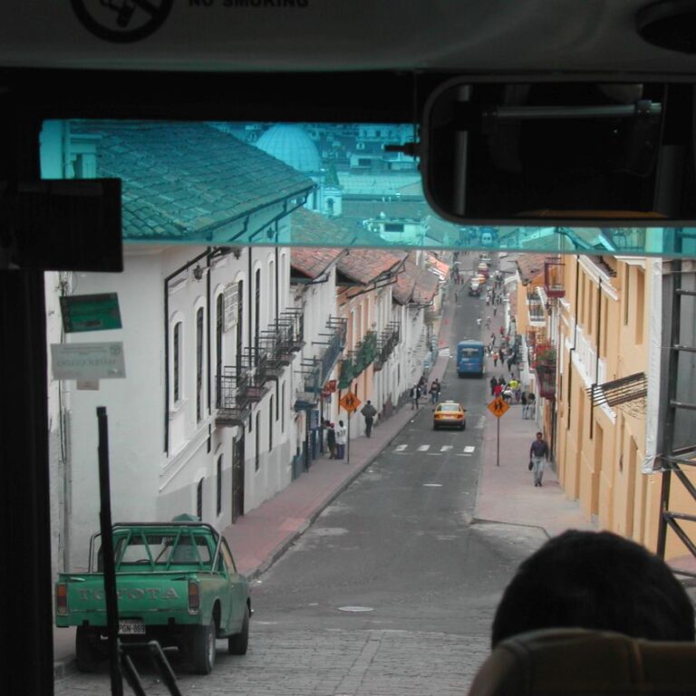 רחוב בעיר קיטו בשיפועים מדהימים