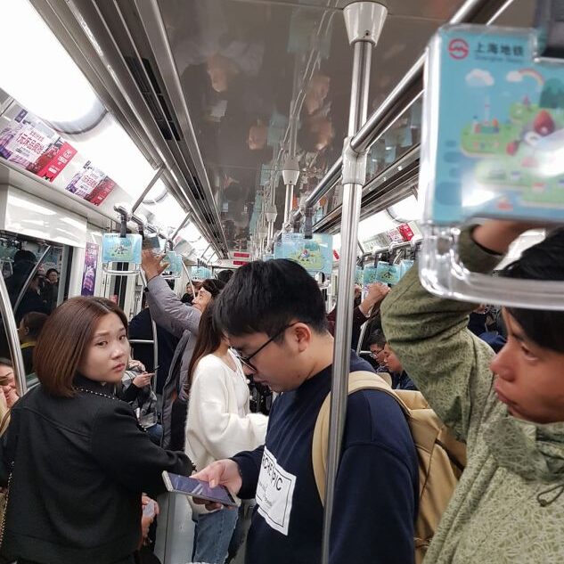 רכבת תחתית בשנגחאי המשרתת מליונים, הלוואי עלינו