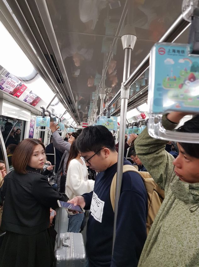 רכבת תחתית בשנגחאי המשרתת מליונים, הלוואי עלינו