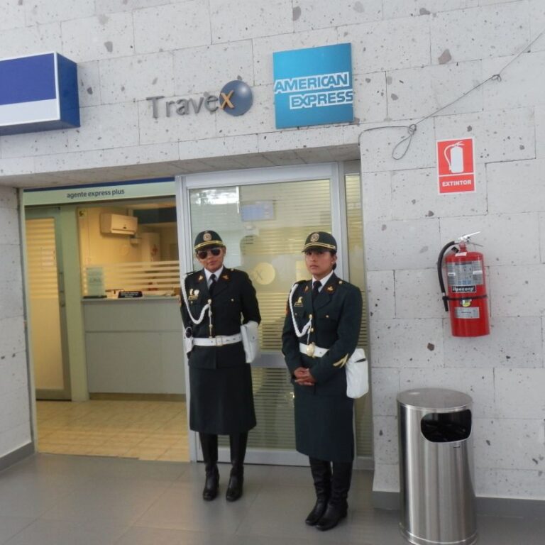 שוטרות פרואניות מקיימות עמדה שמירה על סניף "אמריקן אקספרס" בלימה