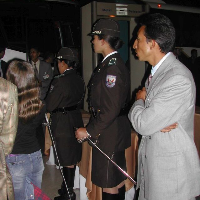 שומרות מזוינות בחרבות שומרות על מלכות היופי