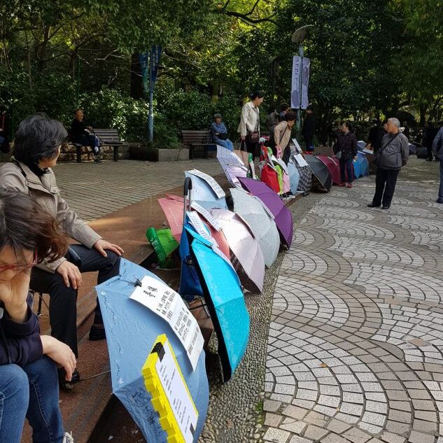 שוק החתונות הסיני בסופי שבוע, ההורים מציעים את בניהם ובנותיהם לעיסקות שידוכין כאשר הרזומה מוצג על גבי מטריות
