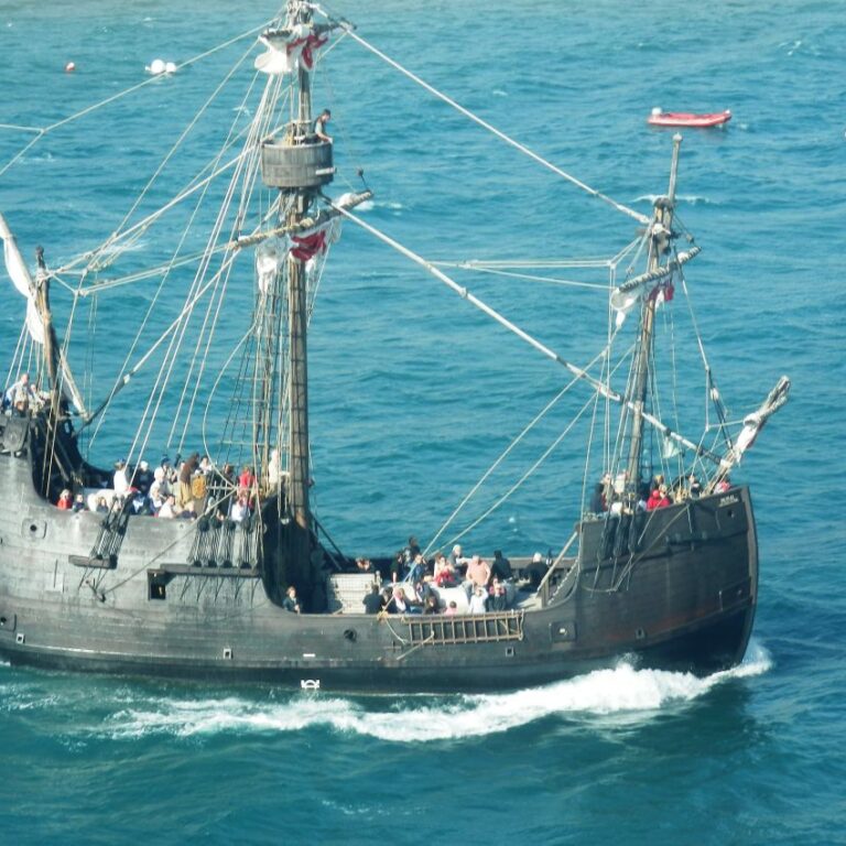 שיט ברפליקה של ספינה עתיקה בפורטוגל