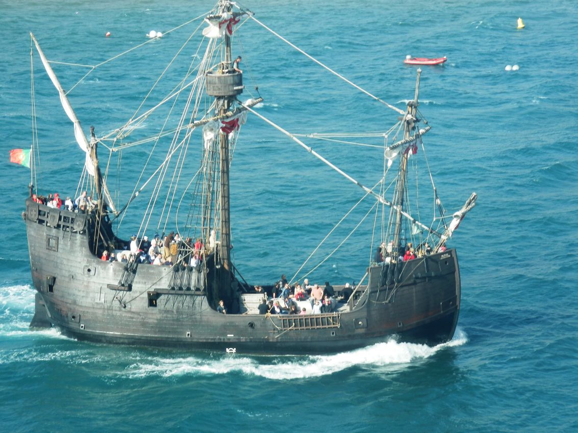 שיט ברפליקה של ספינה עתיקה בפורטוגל