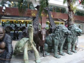 גן חיות תאילנדי בחנויות לתיירים