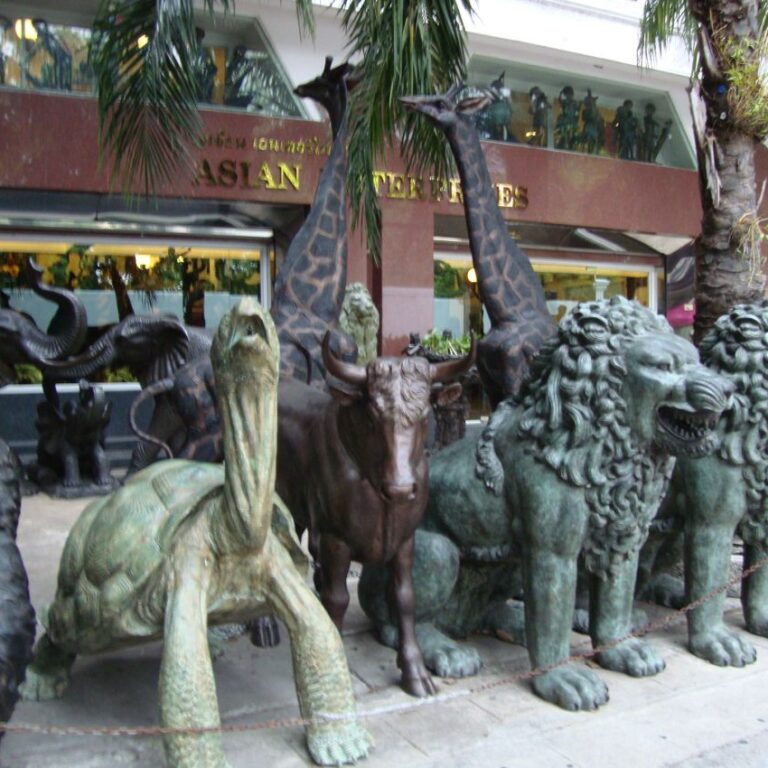 גן חיות תאילנדי בחנויות לתיירים