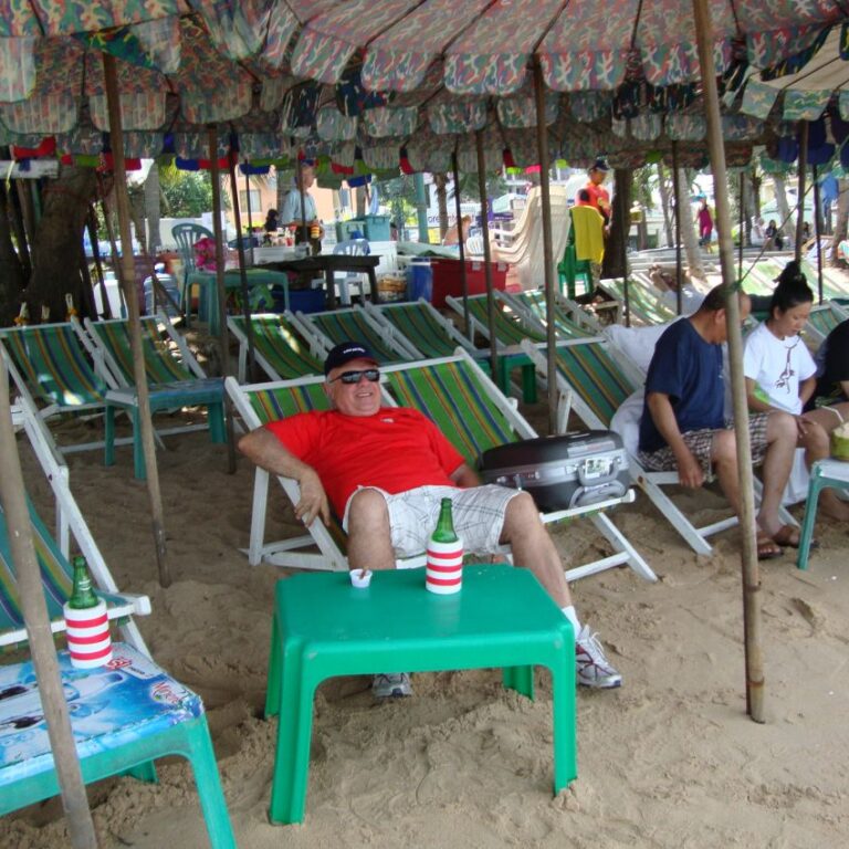 הישראלים נחים מויאטנאם בחוף תאילנדי