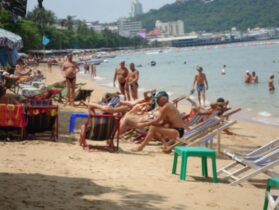 חוף תאילנדי צפוף