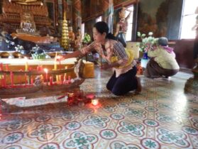 טקסי הדלקת נרות במקדשים בודהיסטים