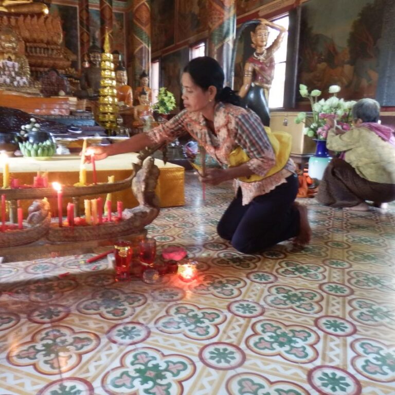 טקסי הדלקת נרות במקדשים בודהיסטים