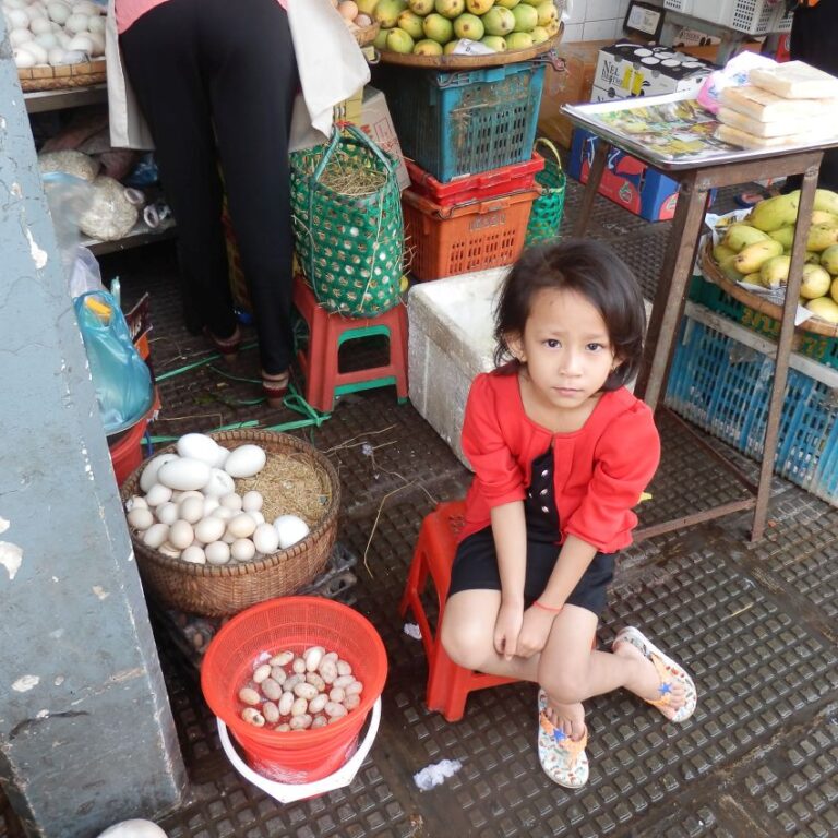 ילדה תאילנדית בשוק מקומי