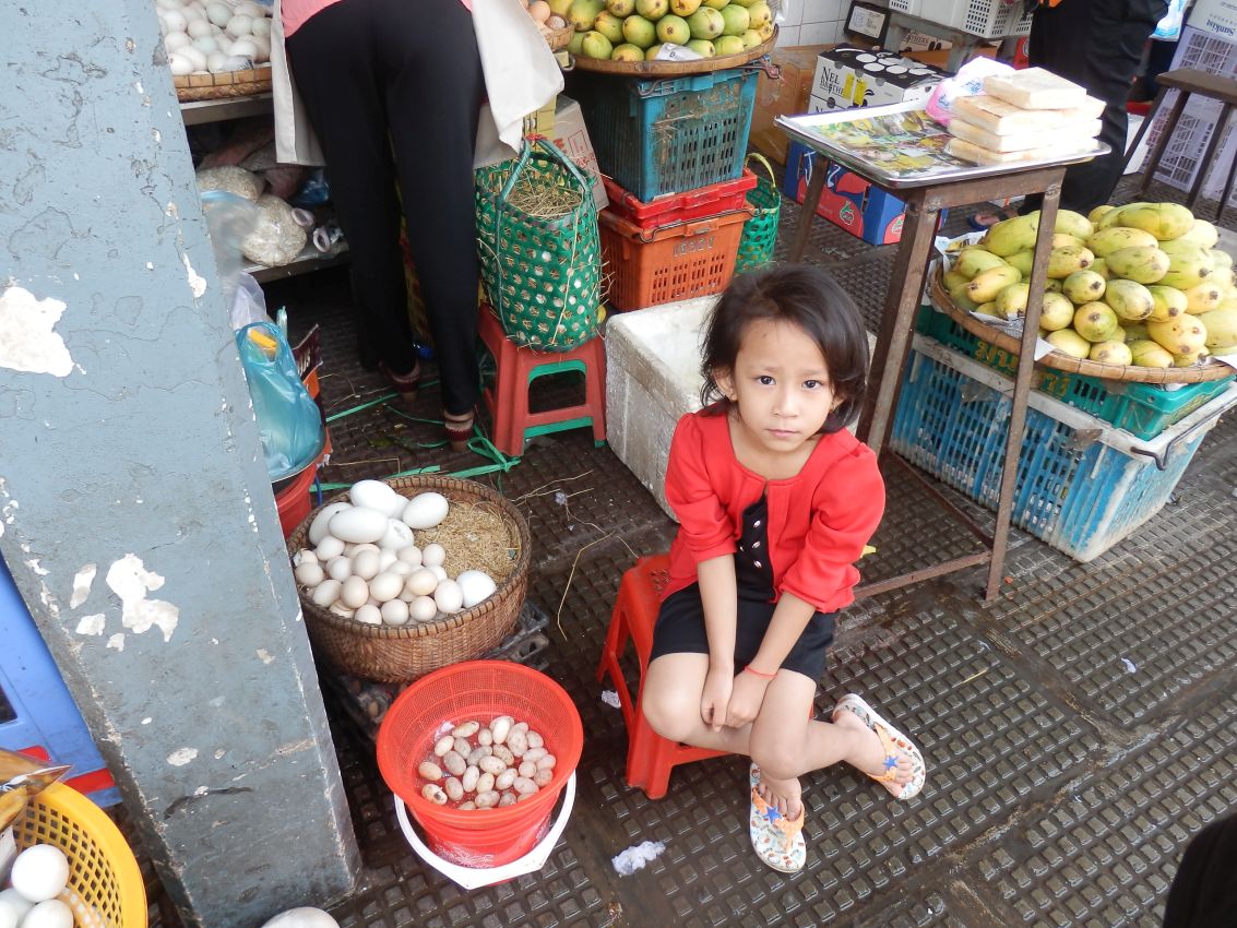 ילדה תאילנדית בשוק מקומי