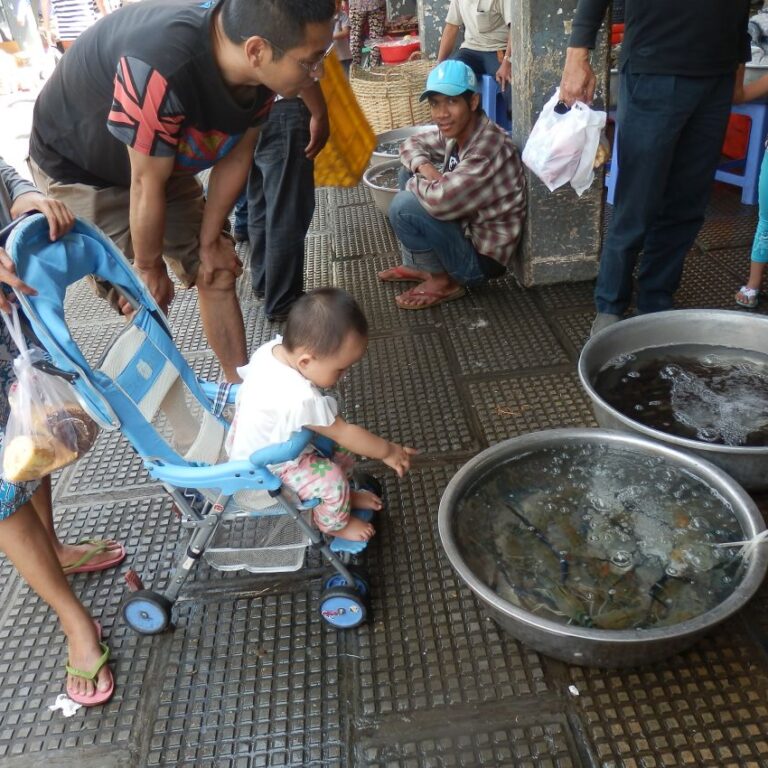 ילדון מתפעל מהשרצים