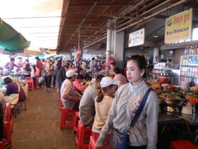 מספרת רחוב בתאילנד