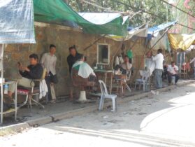 מספרת רחוב בתאילנד