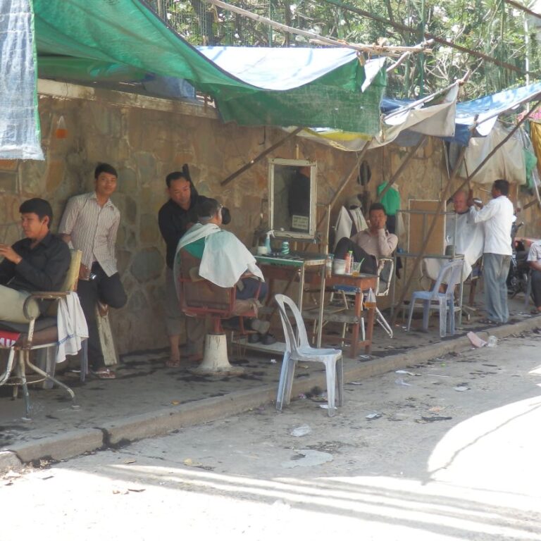 מספרת רחוב בתאילנד