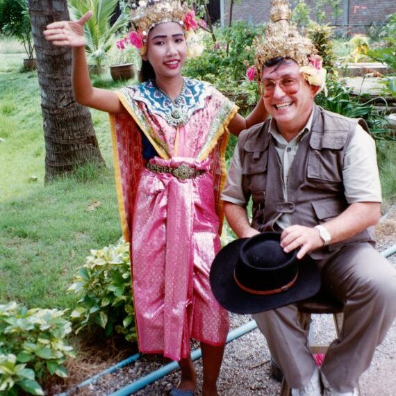 נערה תאילנדית במלוא מחלצותיה