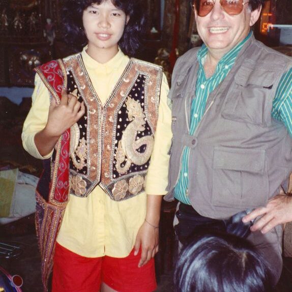 נערה תאילנדית ששימשה לי כמורת דרך באחד מביקורי הראשונים בתאילנד