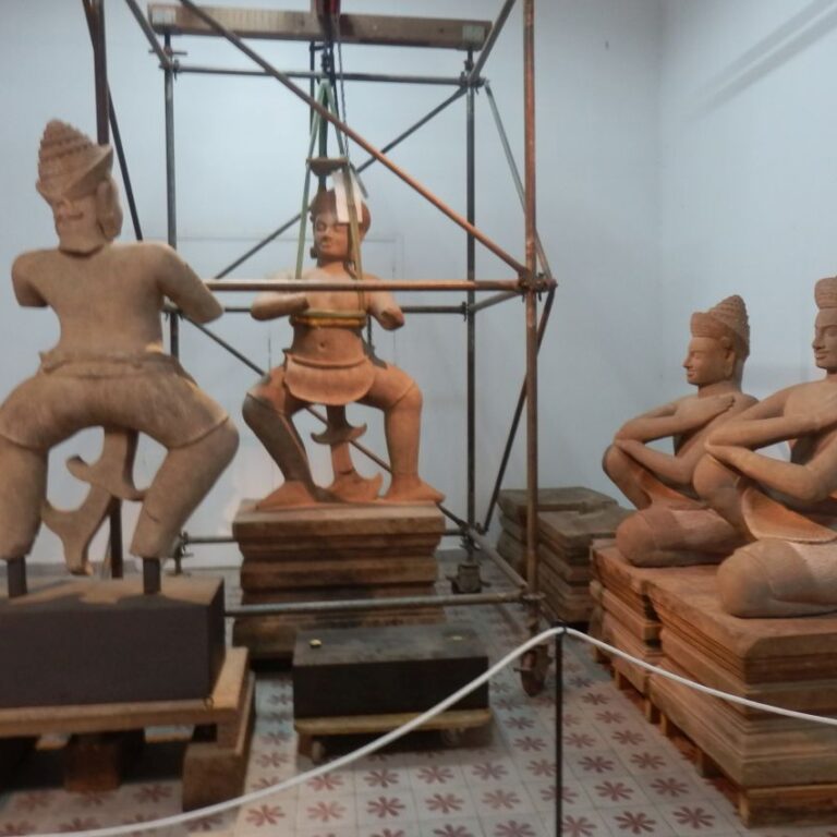 פסלי התרבות של החמר רוג' במוזיאון