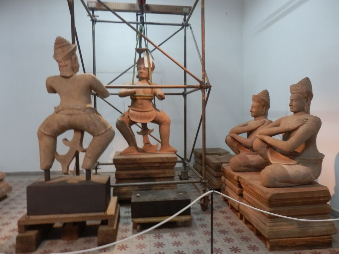 פסלי התרבות של החמר רוג' במוזיאון