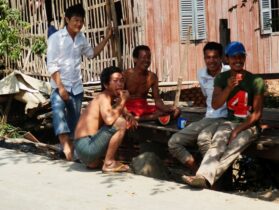 תאילנדים ידידותיים בכפרים
