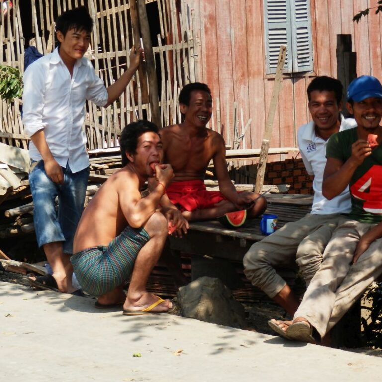 תאילנדים ידידותיים בכפרים