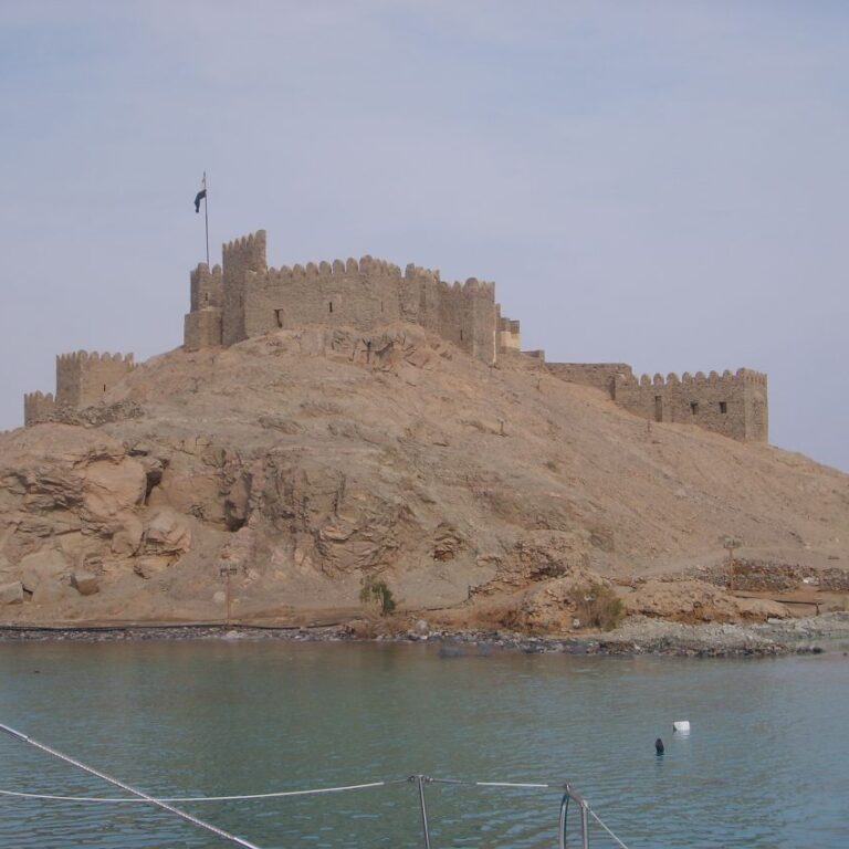 אי מבוצר בים האדום