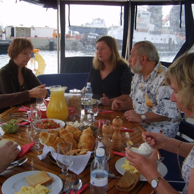 ארוחת ערב עם ידידים לשיט באילת