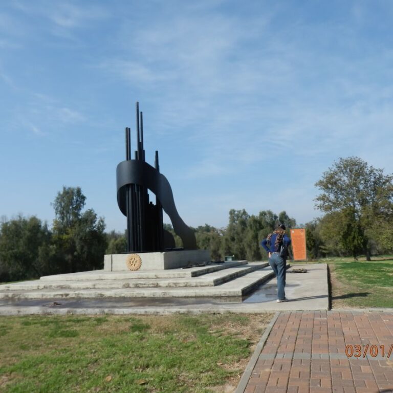 ארץ מלאה באנדרטאות