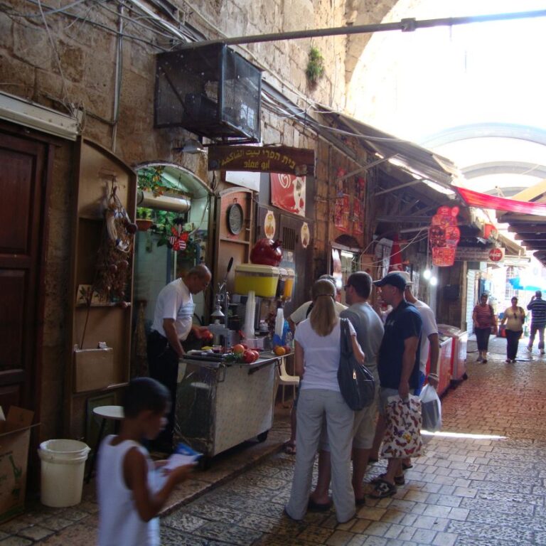 בדרך לכותל בעיר העתיקה בירושלים