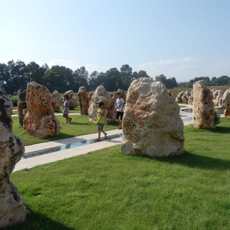 האנדרטה במושב שאר ישוב ל-73 חללי המסוקים